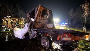 Ein Lkw-Fahrer und alle vier Insassen eines Handwerkerfahrzeugs verunglückten tödlich., © Jörn Hüneke/dpa