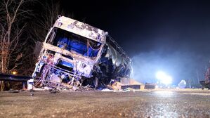 Beide betroffenen Fahrzeuge fingen Feuer., © Jörn Hüneke/dpa