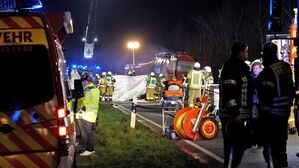 Ein Großaufgebot von Feuerwehr und Rettungskräften war im Einsatz. , © Jörn Hüneke/dpa