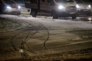 Fahrspuren im Schnee, © Henning Kaiser/dpa