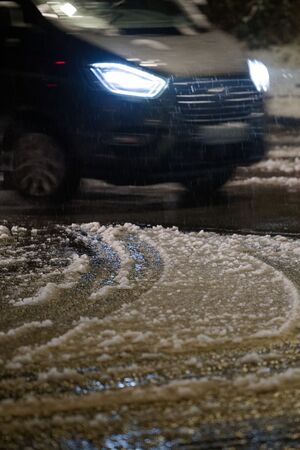 Autofahrer müssen sich auf schwierige Verkehrsverhältnisse einstellen. , © Henning Kaiser/dpa