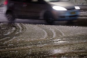 Schnee behindert vielerorts den morgendlichen Berufsverkehr. , © Henning Kaiser/dpa