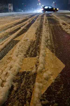 Achtung, es schneit im morgendlichen Berufsverkehr. , © Henning Kaiser/dpa