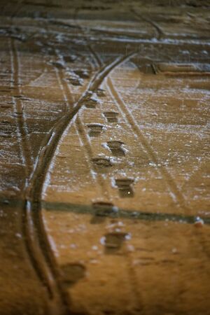 Auch Fußgänger sollten wegen Schnee und Glätte achtsam sein. , © Henning Kaiser/dpa