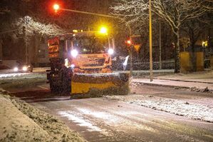 Der Winterdienst ist im Einsatz., © Gianni Gattus/dpa