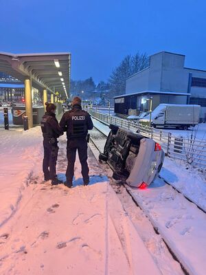 In Lüdenscheid war ein Fahrer mit seinem Wagen auf dichter Schneedecke in ein Bahngleis gestützt. (Handout), © Polizei Märkischer Kreis/dpa