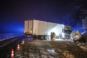 Verunglückter Lkw auf der A45. Nach dem Unfall war die Strecke erst nach vielen Stunden wieder komplett frei., © Alex Talash/dpa