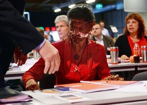 Wagenknecht wird von einer Sahnetorte mitten ins Gesicht getroffen. (Archivbild), © picture alliance / Hendrik Schmidt/dpa-Zentralbild/dpa