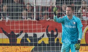 Bochums Keeper Patrick Drewes das Feuerzeug hoch, das ihn getroffen hat., © Andreas Gora/dpa