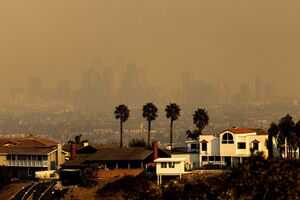 Die ganze Skyline von Los Angeles war von Rauch umgeben., © Etienne Laurent/AP/dpa