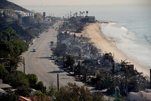 Malibu ist für seine luxuriösen Villen direkt an der Küste bekannt - viele von ihnen sind vollständig niedergebrannt., © John Locher/AP/dpa