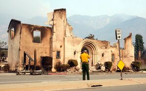 Die Ruinen der eine Kirche in Pasadena. , © Chris Pizzello/AP/dpa