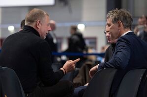 Höcke unterhält sich im Gästebereich der Parteitagshalle in Riesa mit Götz Kubitschek (r.), Verleger, Publizist und politischer Aktivist der Neuen Rechten., © Sebastian Kahnert/dpa