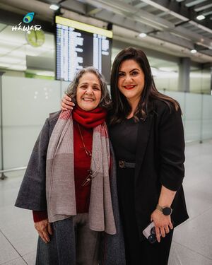 Taghavi wurde von ihrer Tocher Mariam Claren am Köln-Bonner-Flughafen empfangen., © --/HÁWAR.help /dpa