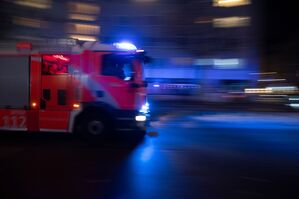 Feuerwehrauto an Silvester in Berlin unterwegs, © Paul Zinken/dpa