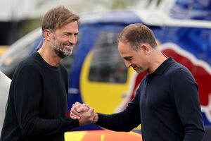 Der Chef und sein Star-Einkauf: Red-Bull-Chef Oliver Mintzlaff (r) und Jürgen Klopp., © Jan Woitas/dpa