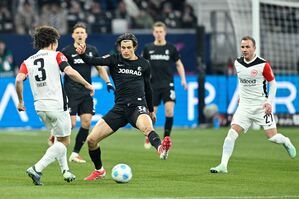 Die Eintracht (weiß) hatte über weite Strecken des Spiels den Ball., © Uwe Anspach/dpa