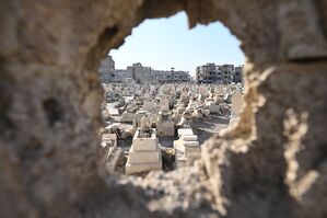 Ruinen und ein Friedhof - viel mehr ist nicht übrig geblieben von Dschubar, einem im Krieg zerstörten Viertel von Damaskus. Auch mehrere Moscheen und eine alte Synagoge sind stark beschädigt., © Sebastian Gollnow/dpa