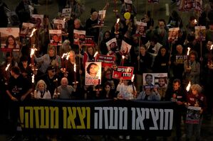 Angehörige und Freunde der Geiseln nahmen in Tel Aviv am Abend an einer Demonstration teil., © Ohad Zwigenberg/AP/dpa