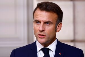 Frankreichs Präsident Emmanuel Macron fordert eine politische Lösung des Nahost-Konflikts. , © Sarah Meyssonnier/Reuters Pool/AP/dpa