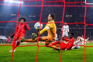 Tor, Tor, Tor, Tor, Tor: Auch Serge Gnabry (l) trifft nach seiner Einwechslung gegen Hoffenheims Torwart Oliver Baumann., © Tom Weller/dpa