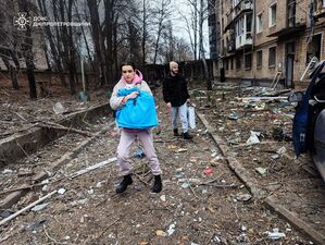 In der Großstadt Krywyj Rih starben ukrainischen Angaben zufolge durch russischen Beschuss vier Menschen. , © -/Staatlicher Zivilschutzdienst De/dpa