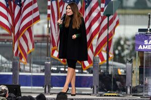 Kimberly Guilfoyle unterstützte den Wahlkampf ihres Schwiegervaters in spe vor allem durch Medienpräsenz. (Archivbild), © Jacquelyn Martin/AP/dpa