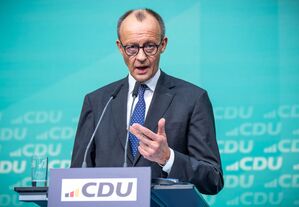 Unions-Kanzlerkandidat Friedrich Merz informiert die Öffentlichkeit, nachdem Spitzenvertreter der Europäischen Volkspartei in Berlin über ihre Schwerpunkte für 2025 beraten haben. Im Mittelpunkt standen Wirtschaft, illegale Migration und Sicherheit. Und der neue US-Präsident., © Michael Kappeler/dpa