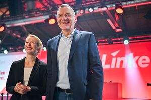 Ines Schwerdtner und Jan van Aken grenzen sich beim Bundesparteitag der Linken scharf gegen die übrigen Parteien im Bundestag ab. , © Sebastian Christoph Gollnow/dpa