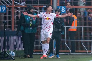 Willi Orban traf sehenswert zum 1:0 für Leipzig., © David Inderlied/dpa