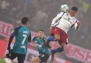 Kam gegen seinen Ex-Verein nur selten zu Chancen: HSV-Stürmer Davie Selke. , © Marcus Brandt/dpa