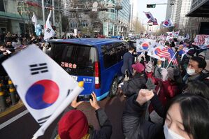 Anhänger des suspendierten Präsidenten protestierten gegen das Vorgehen der Behörden. , © Lee Jin-man/AP/dpa