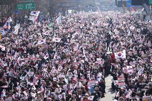 Tausende Menschen gingen in Seoul für Yoon auf die Straße. , © Lee Jin-man/AP/dpa