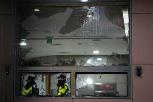 Wütende Demonstranten zerschlugen Scheiben des Gerichts in Seoul. , © Ahn Young-joon/AP/dpa