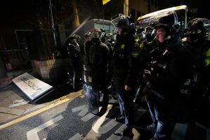 Die Polizei stellte sich den Demonstranten vor dem Gerichtsgebäude in Seoul in den Weg.  , © Ahn Young-joon/AP/dpa