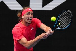 Alexander Zverev muss im Achtelfinale der Australian Open hart kämpfen, © Manish Swarup/AP/dpa