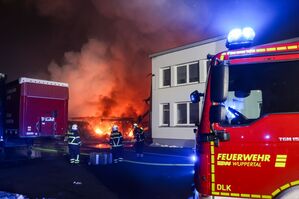 Die Feuerwehr ist nach eigenen Angaben mit einem Großaufgebot im Einsatz., © Christoph Reichwein/dpa