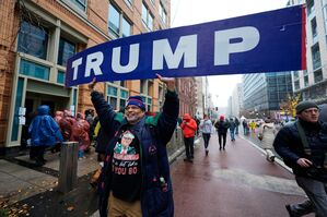 Trump-Unterstützer in Washington: Ein ungewöhnliches Bild in der sonst eher liberal geprägten Stadt an der Ostküste. , © Mike Stewart/AP/dpa