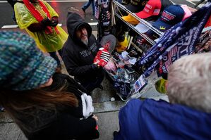 Dieser Straßenverkäufer wird vor der Arena, in der Trump später spricht, einiges an Merchandise-Artikeln los., © Mike Stewart/AP/dpa