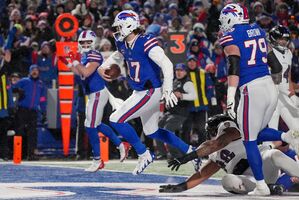 Schon der ersten Halbzeit trug Josh Allen den Ball zweimal in die Endzone., © Gene J. Puskar/AP/dpa