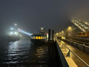 Bei einem Schiffsunfall auf der Elbe ist ersten Erkenntnissen zufolge auch ein Mensch lebensgefährlich verletzt worden., © Jonas Walzberg/dpa