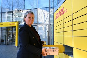 Post-Deutschlandchefin Nikola Hagleitner hält viel von Paketautomaten - die nutzt sie bisweilen auch selbst, um privat bestellte Pakete abzuholen. (Archivbild), © Wolf von Dewitz/dpa