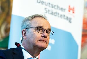 Helmut Dedy vom Deutschen Städtetag sieht Paketautomaten grundsätzlich positiv. (Archivbild), © Hendrik Schmidt/dpa