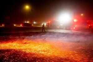 Starke Winde an der Westküste der USA könnten die Feuer erneut anfachen. (Foto aktuell), © Noah Berger/AP/dpa