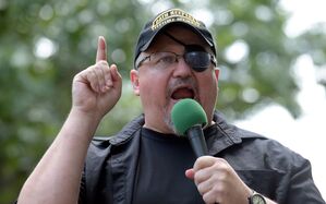 Auch der Gründer der «Oath Keepers», Stewart Rhodes, wurde nach dem Angriff zu einer langen Haftstrafe verurteilt. (Archivbild), © Susan Walsh/AP/dpa