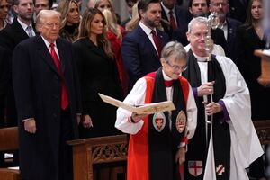 Der erste volle Tag im Amt beginnt mit einem Gottesdienst für Trump - und mahnenden Worten der Geistlichen. , © Evan Vucci/AP/dpa