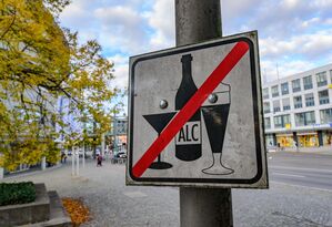 An manchen Orten im öffentlichen Raum ist Alkohol-Trinken verboten - etwa hier in Frankfurt (Oder). (Archivbild), © Patrick Pleul/dpa