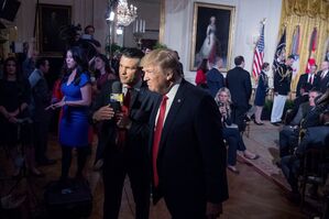 Obwohl Hegseth nach seiner Nominierung zunehmend in Bedrängnis geraten ist, hält Trump an ihm fest. (Archivbild), © Andrew Harnik/AP