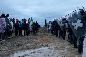 Bei den Protesten am Rande des Tagebaus Garzweiler wollten Demonstranten das abgeriegelte Braunkohledorf stürmen. (Archivbild), © Oliver Berg/dpa