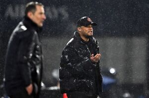 Kalte Dusche für Bayern-Coach Vincent Kompany (r) im De Kuip., © Federico Gambarini/dpa